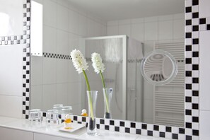 Een haardroger, handdoeken