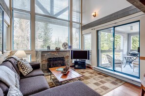 Smart TV, fireplace, books - Spacious Whistler/Blackcomb Chalet style Ski-in Ski-out 2 bed rm & loft Apart. (Whistler)