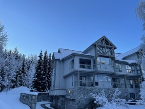 Exterior - Spacious Whistler/Blackcomb Chalet style Ski-in Ski-out 2 bed rm & loft Apart. (Whistler)