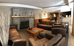 Lobby - Spacious Whistler/Blackcomb Chalet style Ski-in Ski-out 2 bed rm & loft Apart. (Whistler)