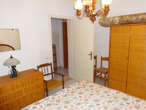 1 habitación, tabla de planchar con plancha y cuna de viaje 
