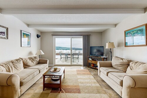 Lakefront condo on the golf course w/ sweeping views & beach access
