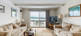 Lakefront condo on the golf course w/ sweeping views & beach access