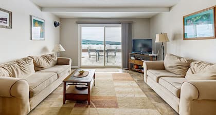 Lakefront condo on the golf course w/ sweeping views & beach access