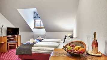Escritorio, wifi gratis y ropa de cama