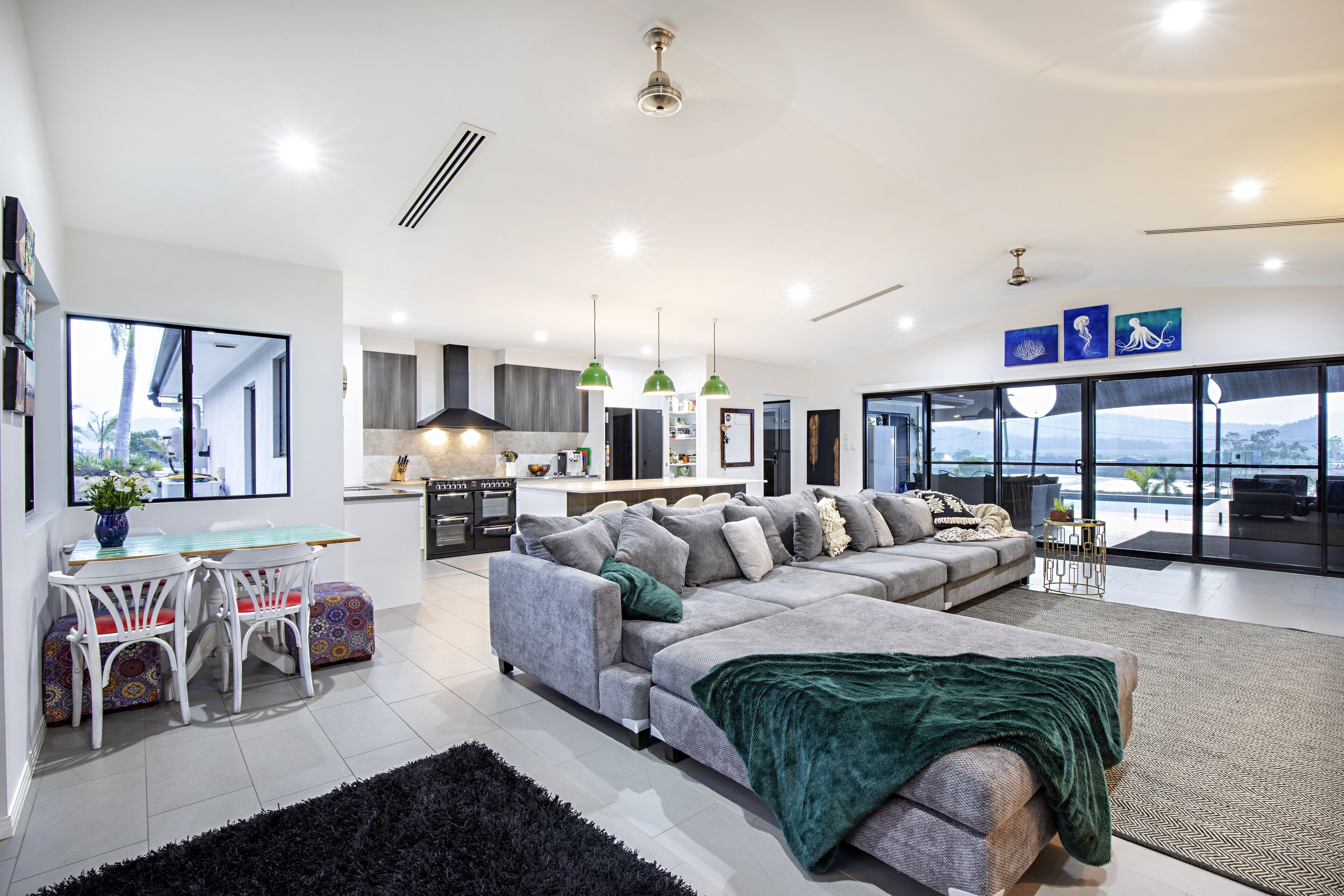 Sunset Retreat Family Getaway, close to Airlie Beach, five bedrooms on acreage