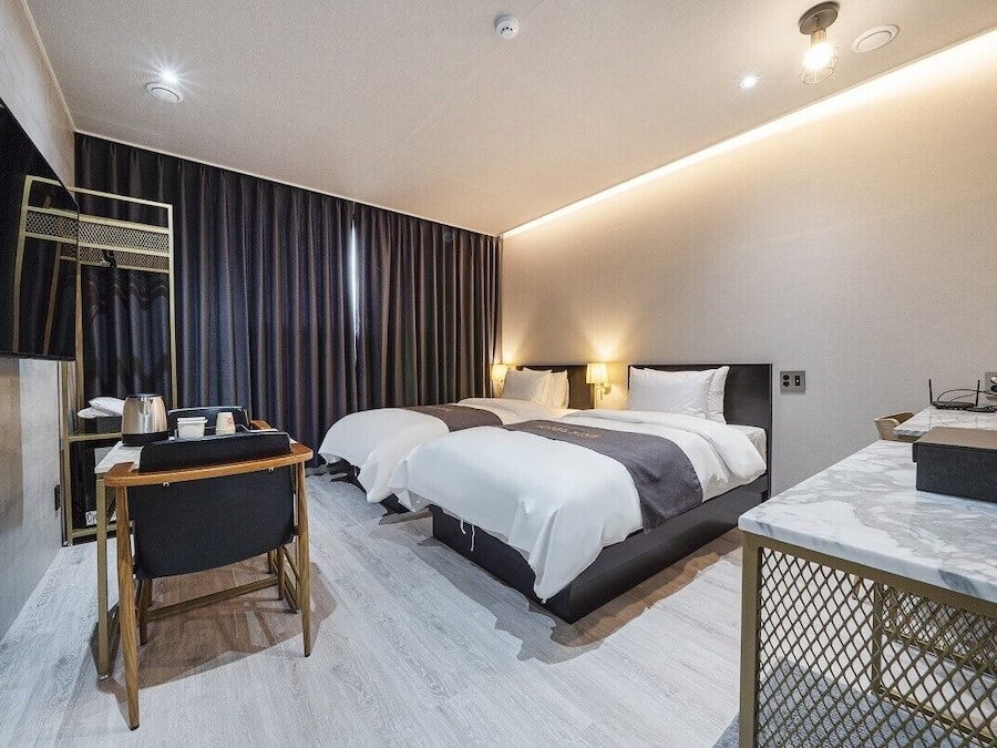 Business Twin Room | Blackout curtains, soundproofing, free WiFi, wheelchair access