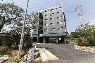 Un moderno edificio de hotel con un letrero que dice "HOTEL FINE".