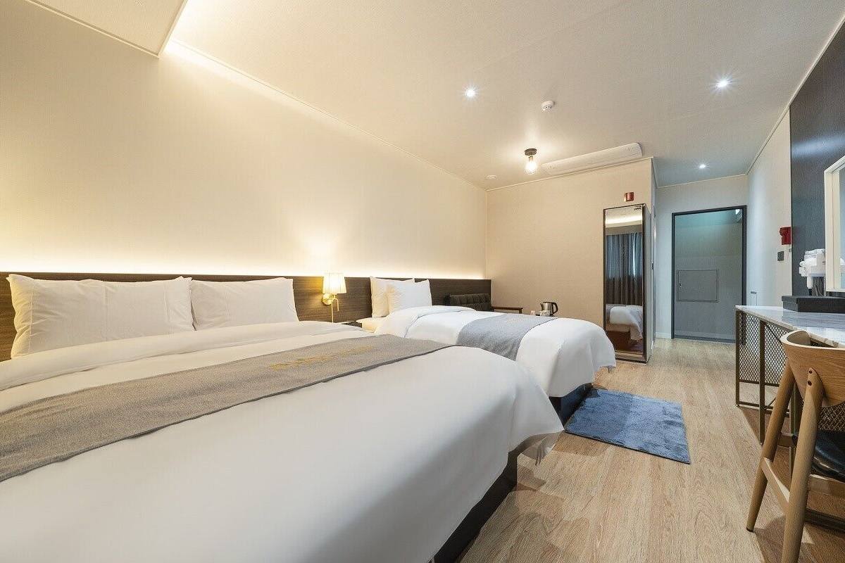 Superior Studio Suite | Blackout drapes, soundproofing, WiFi (free)