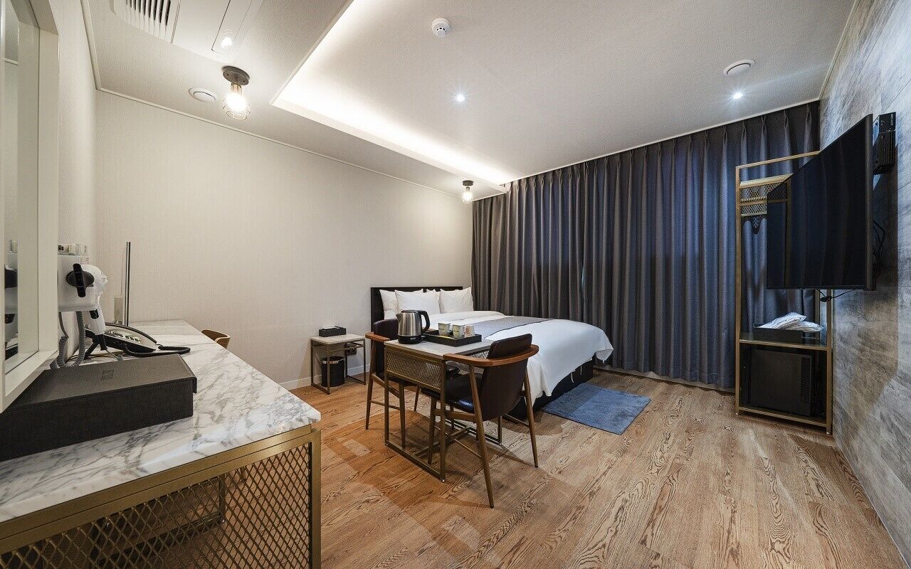 deluxe room | blackout curtains, soundproofing, free wifi, wheelchair access