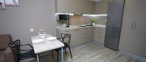 Réfrigérateur, plaque de cuisson, bouilloire électrique, blender