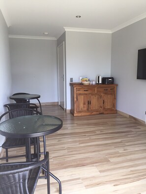 Dining - Eagle Bay House - Spring Room (Eagle Bay)