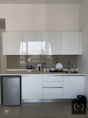 Electric kettle, cookware/dishes/utensils, spices