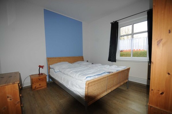 1 bedroom, travel cot, WiFi, bed sheets