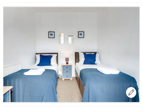 4 bedrooms, desk, soundproofing, free WiFi - Your Nottingham Home(Chayil Experts) (Nottingham)