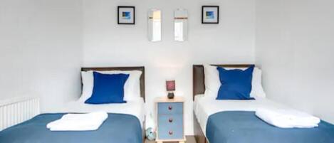 4 Schlafzimmer, Schreibtisch, schallisolierte Zimmer, kostenloses WLAN