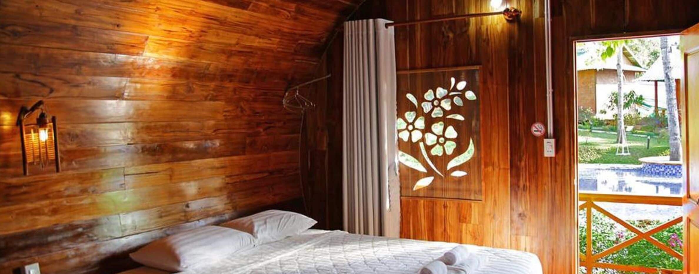 traditional cabin, 1 queen bed, pool view | desk, laptop workspace, free wifi, bed sheets