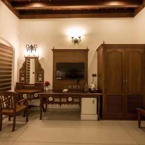 Estudi en suite Deluxe | Sala d'estar | Televisor LED