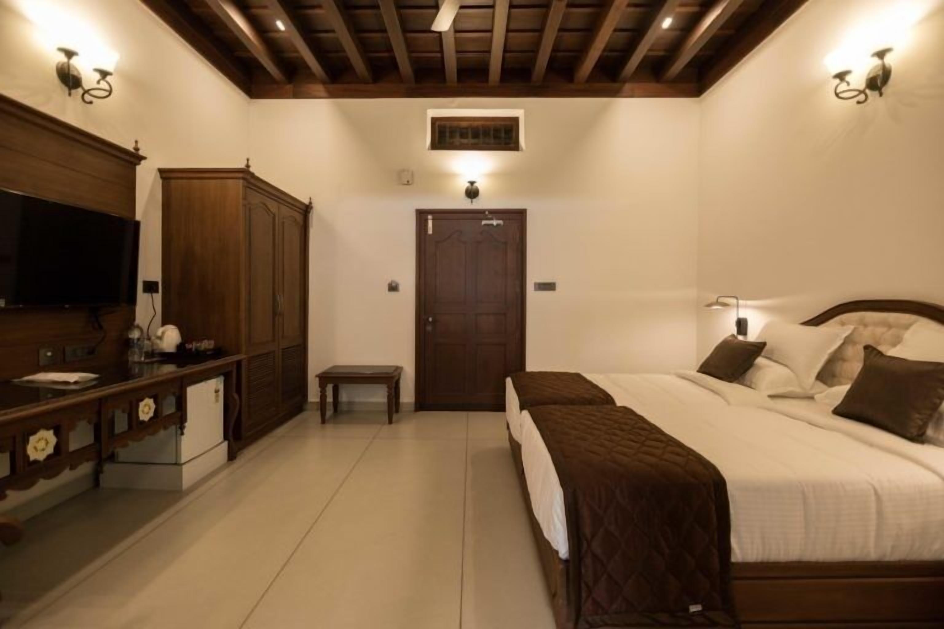 豪華開放式套房 | 客房內保險箱、書桌、筆電工作空間、遮光布/窗簾