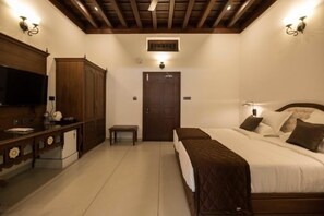 Studiosuite – deluxe | Safe på rommet, skrivebord og skrivebord for bærbar PC