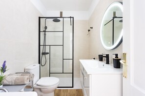 Bañera, secador de pelo y toallas