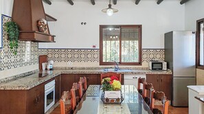 ثلاجة، ميكروويف، فرن، موقد طهي مسطح