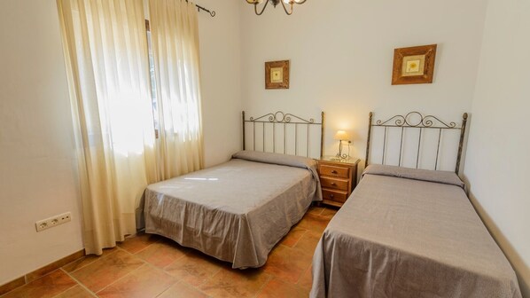 4 habitaciones, tabla de planchar con plancha, cuna de viaje y wifi 