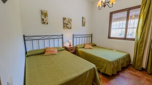 4 habitaciones, tabla de planchar con plancha, cuna de viaje y wifi 