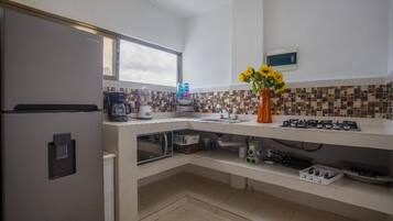 冰箱、微波炉、炉灶、洗碗机