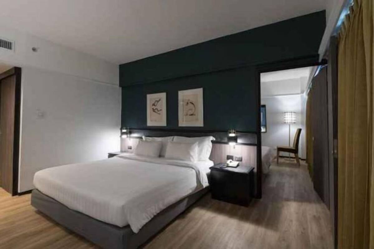 Free minibar items, in-room safe, desk, soundproofing
