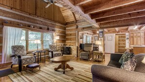 L’intérieur d’une cabane en rondins comprend un coin repas, un espace détente et une cuisine.