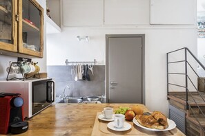 Micro-ondes, plaque de cuisson, cafetière/bouilloire