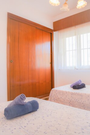 1 habitación, tabla de planchar con plancha y cuna de viaje 