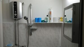Bruser, hårtørrer, bidet, håndklæder