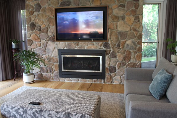 Smart TV, fireplace, stereo