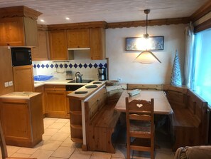 Fridge, microwave, dishwasher, coffee/tea maker - Ski-in ski-out apartment in Courchevel 1850, 5 pers, parking (Courchevel 1850)