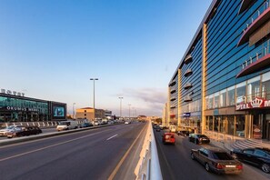 إطلالة على الشارع