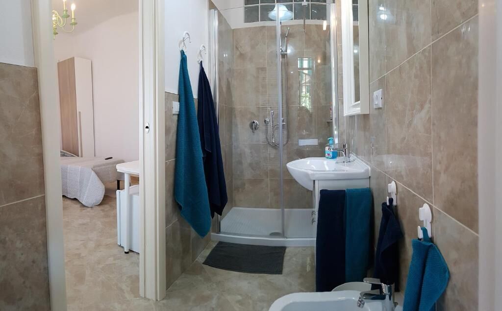 Dusche, kostenlose Toilettenartikel, Haartrockner, Hausschuhe