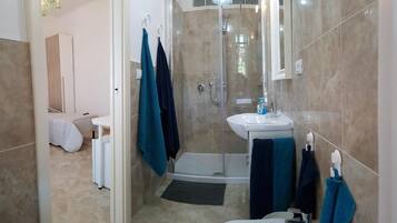 Dusche, kostenlose Toilettenartikel, Haartrockner, Hausschuhe