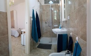 Suihku, ilmaiset hygieniatuotteet, hiustenkuivaaja, tohvelit