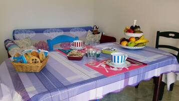 Petit déjeuner en libre-service compris tous les jours