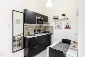 Refrigerador, microondas, parrilla de estufa y cafetera de espresso 