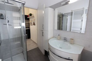 Shower, hair dryer, bidet, towels - Nicla's Home - Near Trastevere Station (Roma)