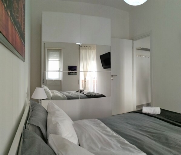 2 bedrooms, in-room safe, iron/ironing board, free WiFi
