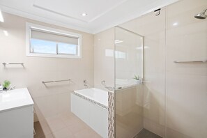 Bathtub, hair dryer, towels, soap - Beach Cottage Lennox Head (Lennox Head)