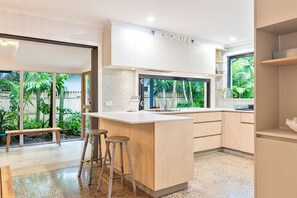 Kjøleskap, mikrobølgeovn, ovn og kokeplater