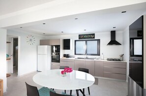 雪櫃、微波爐、焗爐、爐具