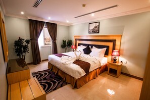 Junior Double Room | Peralatan tempat tidur premium, bar mini, peti besi dalam bilik 