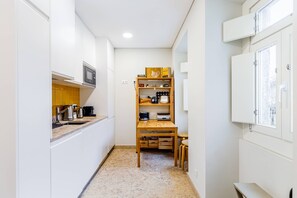 Réfrigérateur, four à micro-ondes, un four, surface de cuisson
