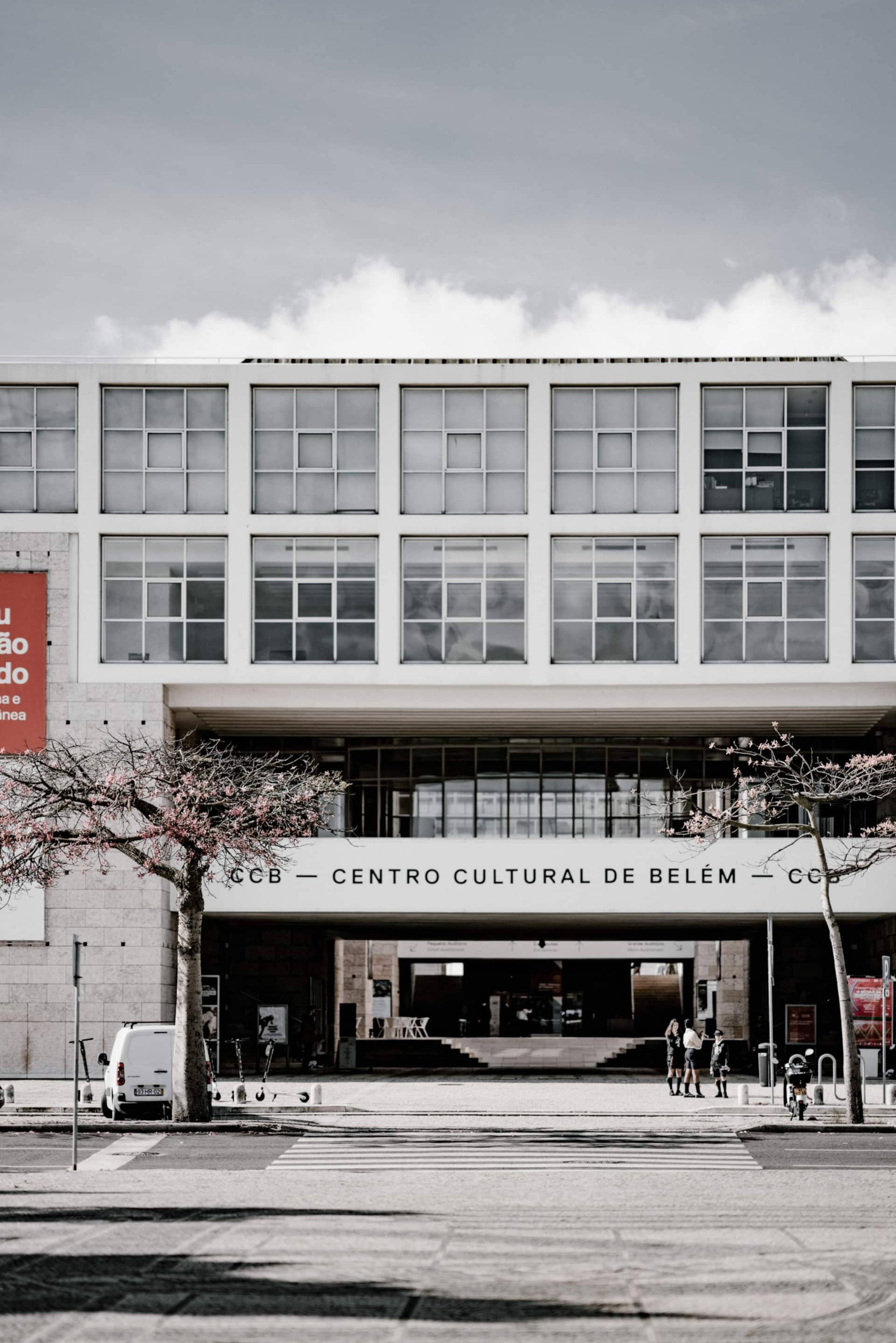 A building with a large entrance, multiple windows, and a sign reading 'CENTRO CULTURAL DE BELÉM'.